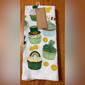 ✨NWT✨ Cupcakes & cashmere: Set of 2 Kitchen Towels